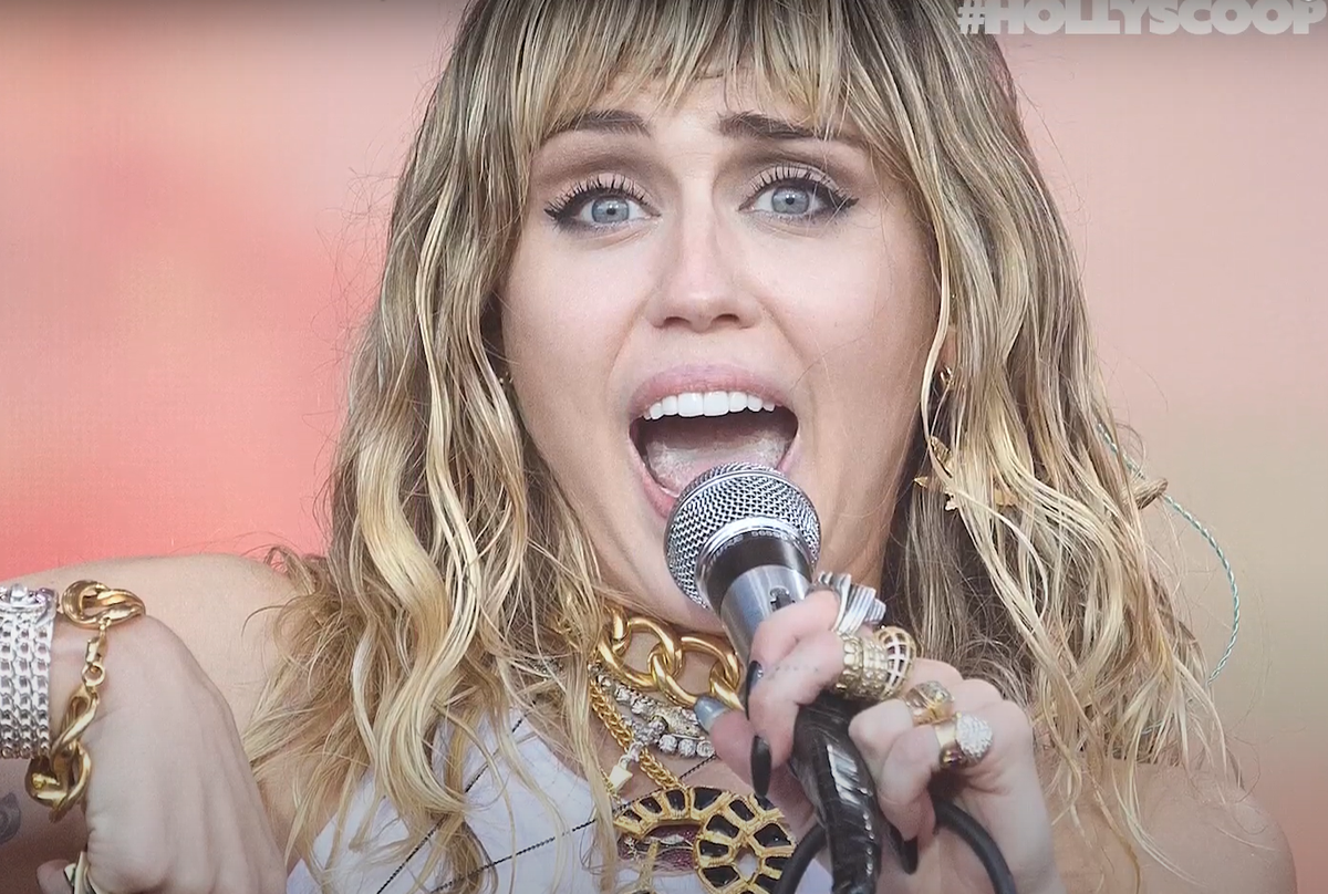 Nữ ca sỹ bản hit "'Wrecking Ball" đã thoải mái khi lên tiếng về trải nghiệm gặp gỡ UFO của mình. Ảnh: @Clevver News.