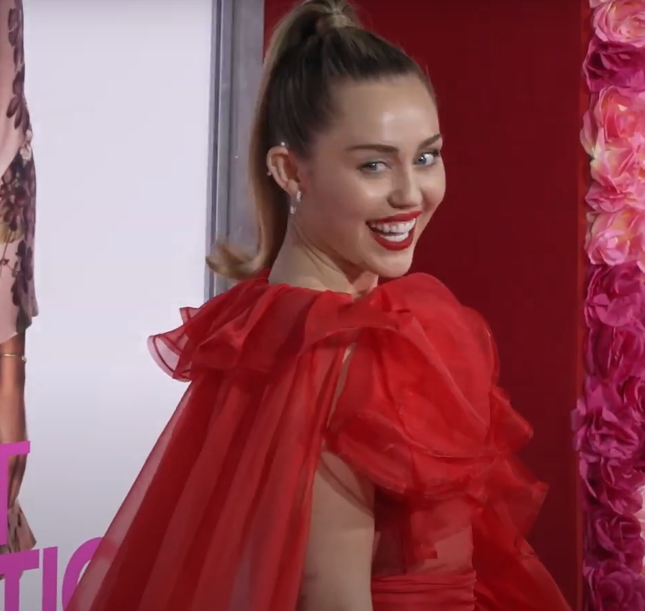 Nói chuyện với Tạp chí Interview về trải nghiệm này, Miley cho biết: "Cách tốt nhất để mô tả nó là một chiếc xe cày tuyết biết bay, phát ra ánh sáng màu vàng quái đản”. Ảnh: @Clevver News.