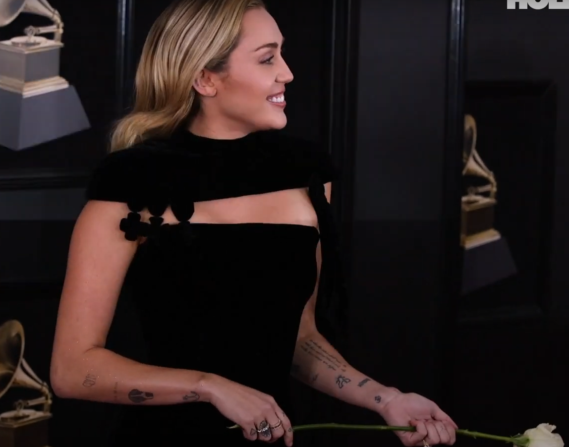 “Tôi đã nhìn thấy nó bay, và bạn tôi cũng nhìn thấy nó. Có một vài chiếc xe khác trên đường, và họ cũng dừng lại để xem, vì vậy tôi nghĩ những gì tôi nhìn thấy là có thật”, Miley Cyrus nói. Ảnh: @Clevver News. 