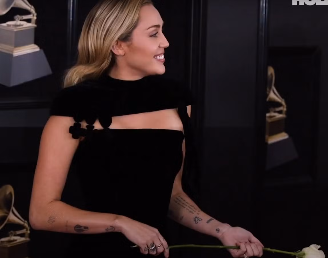 “Tôi đã nhìn thấy nó bay, và bạn tôi cũng nhìn thấy nó. Có một vài chiếc xe khác trên đường, và họ cũng dừng lại để xem, vì vậy tôi nghĩ những gì tôi nhìn thấy là có thật”, Miley Cyrus nói. Ảnh: @Clevver News. 