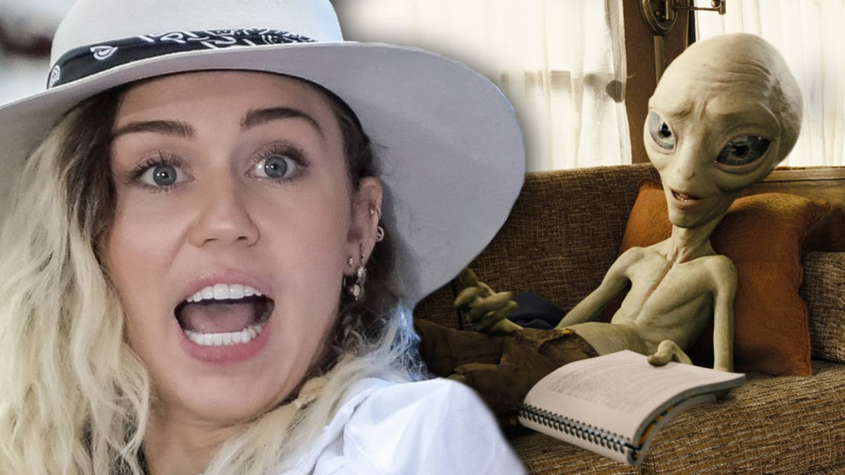 Giống như tất cả những người nổi tiếng khác trong danh sách này, Miley Cyrus là một người khá đam mê người ngoài hành tinh. Có lẽ chỉ đứng sau Demi Lovato về mức độ yêu thích người ngoài hành tinh. Ảnh: @Clevver News.