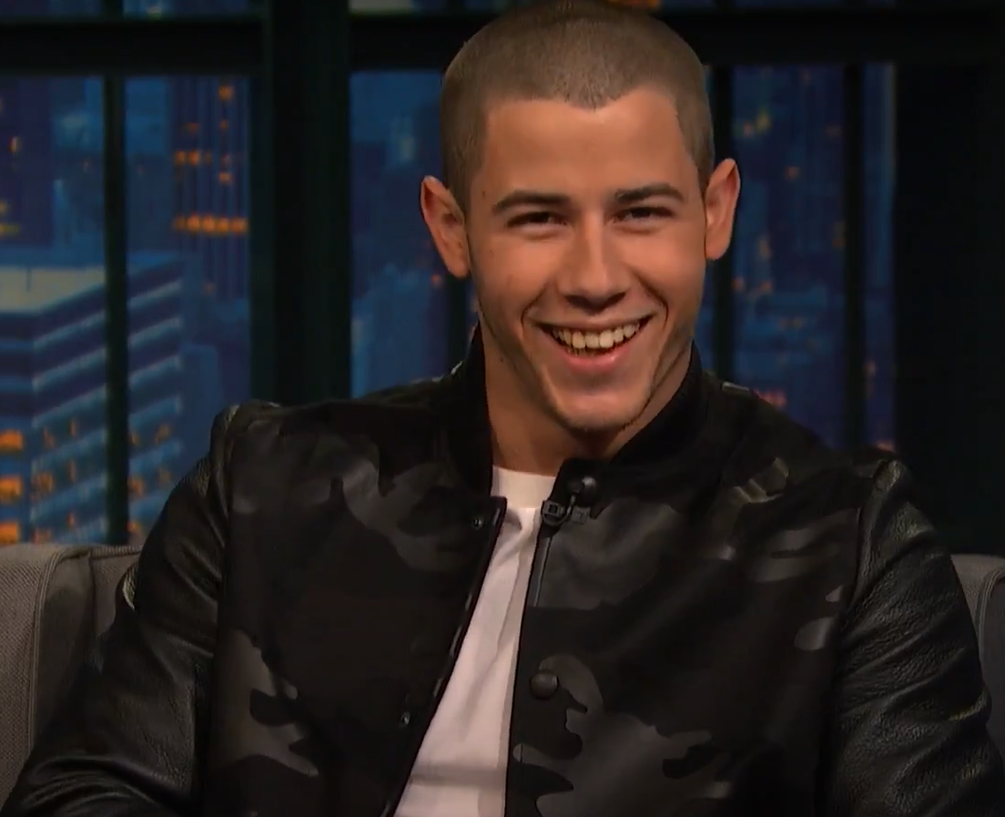 Bạn bè anh nghĩ đó là điều hoang tưởng khi anh chỉ ra. Họ liên tục phủ nhận những gì Nick Jonas nhìn thấy. Nhưng Nick Jonas vẫn kiên trì tin tưởng, và trải nghiệm đó đã khiến anh trở thành một người thực sự tin tưởng về người ngoài hành tinh. Ảnh: @Late Night with Seth Meyers.