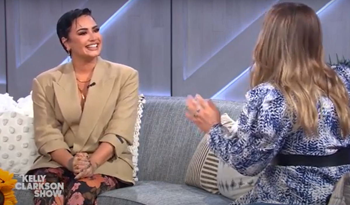 Cô ấy thậm chí còn thừa nhận rằng, mình có một số trải nghiệm cá nhân với thế giới ngoài Trái đất. Ví dụ, hãy xem những gì cô ấy nói với Kelly Clarkson về lần có ba người ngoài hành tinh ở trong phòng cô ấy, theo dõi cô ấy ngủ! Ảnh: @The Kelly Clarkson Show.