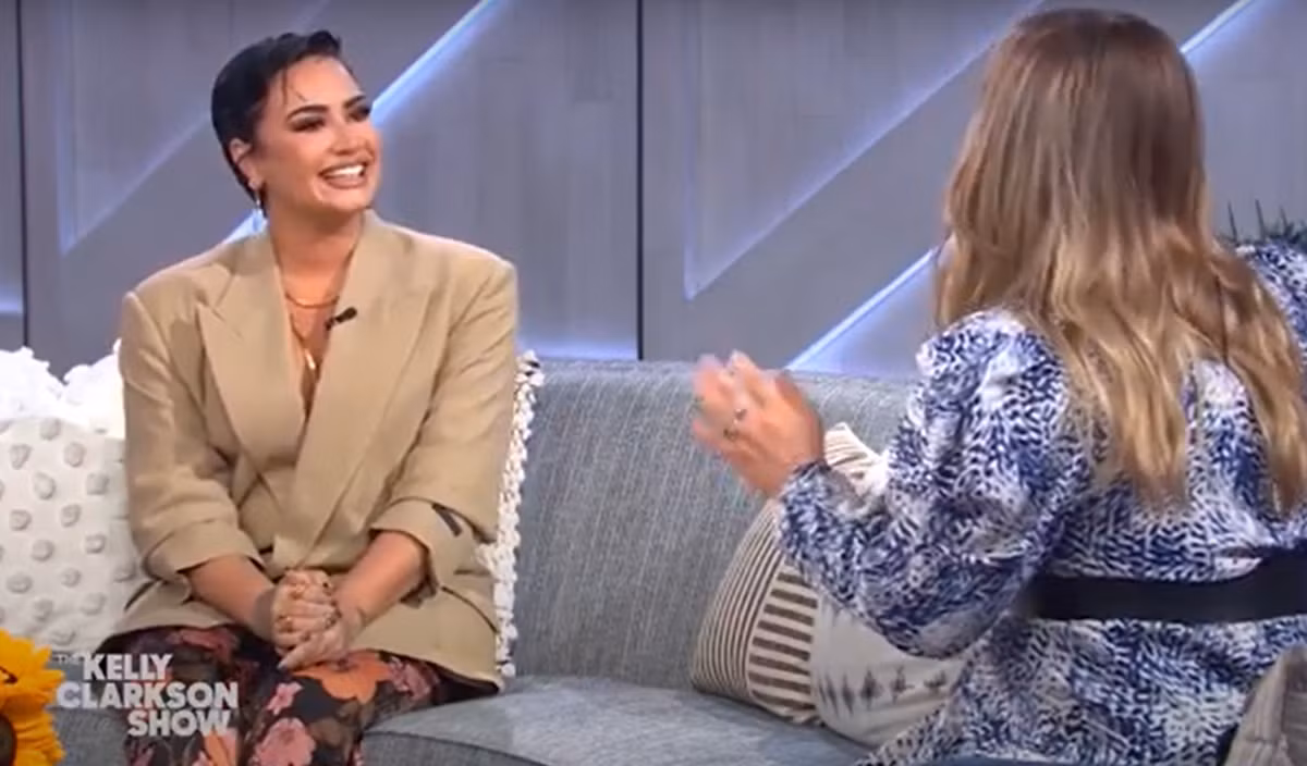 Cô ấy thậm chí còn thừa nhận rằng, mình có một số trải nghiệm cá nhân với thế giới ngoài Trái đất. Ví dụ, hãy xem những gì cô ấy nói với Kelly Clarkson về lần có ba người ngoài hành tinh ở trong phòng cô ấy, theo dõi cô ấy ngủ! Ảnh: @The Kelly Clarkson Show.
