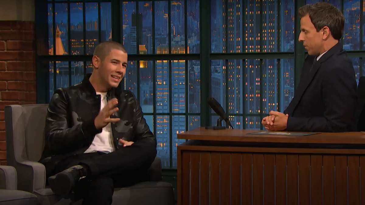 Nhưng tất cả đã thay đổi khi Nick Jonas mới 14 tuổi và đang chơi ở sân sau nhà mình vào một đêm với bạn bè. Tối hôm đó, Nick Jonas nhận ra mình đang nhìn thấy thứ gì đó trông giống như UFO. Ảnh: @Late Night with Seth Meyers.