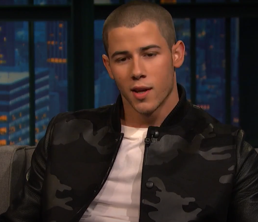 Xuất hiện trên chương trình đêm khuya của Seth Meyers nhiều năm sau đó, Nick Jonas đã giải thích: “Tôi đồng ý với niềm tin về sự tồn tại của người ngoài hành tinh”. Ảnh: @Late Night with Seth Meyers.