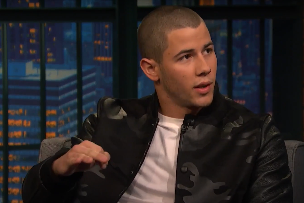 “Khi tôi 14 tuổi, tôi đang ở sân sau nhà chơi bóng rổ với một số người bạn, tôi nhìn lên bầu trời, và thấy ba chiếc đĩa bay. Vì vậy, tôi tin chắc rằng có người ngoài hành tinh”, Nick Jonas chia sẻ thêm. Ảnh: @Late Night with Seth Meyers.