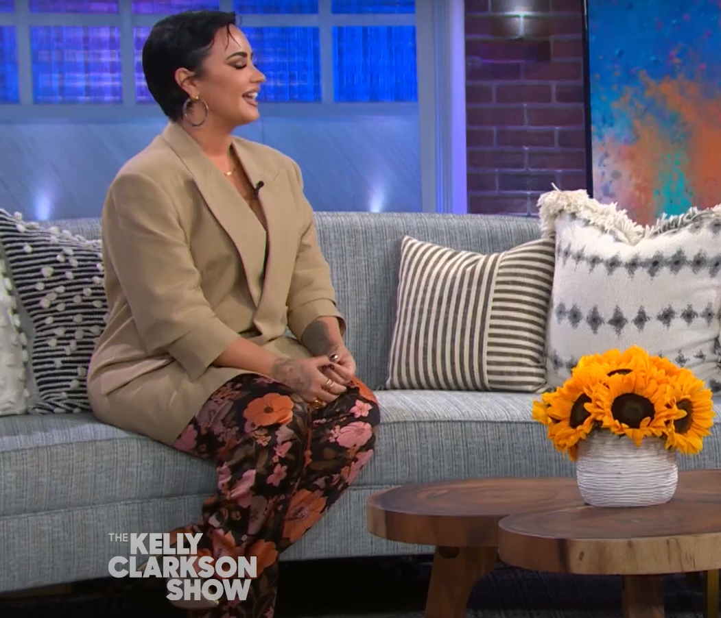 Và sau đó ba người ngoài hành tinh này nói: “Bạn có muốn nhìn thấy hành tinh của mình không?”, Lovato đáp lại: “Được thôi! Đi thôi!”. Sau đó, Lovato kể lại mình như lao ra khỏi phòng và lơ lửng trên không trung nhìn xuống Trái Đất. Ảnh: @The Kelly Clarkson Show.