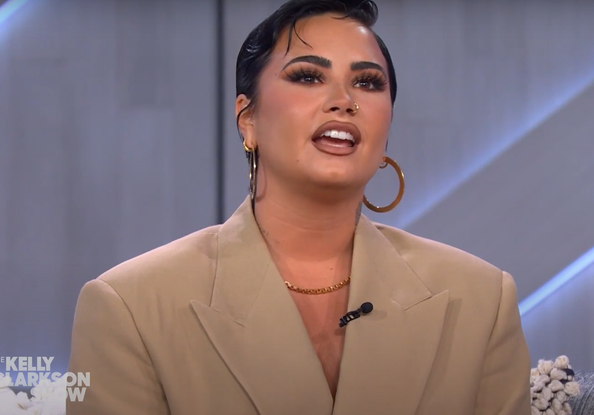 “Tôi thức dậy trong phòng của mình, và có ba sinh vật”, Lovato kể với cựu thí sinh American Idol trong chương trình trò chuyện ban ngày của cô ấy. Ảnh: @The Kelly Clarkson Show.