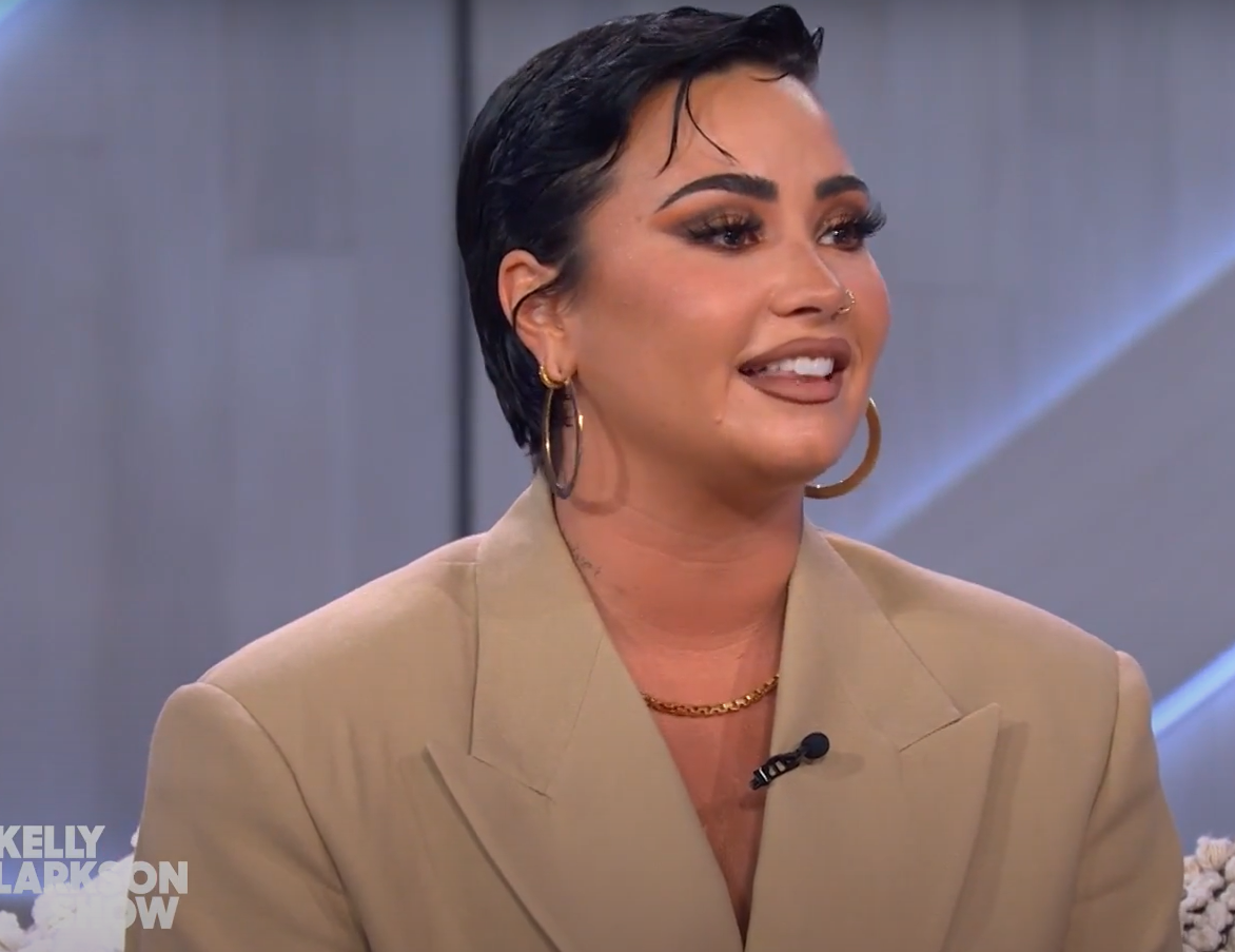 Và rồi đột nhiên, người ngoài hành tinh đó hỏi tiếp: “Bạn có muốn nhìn thấy hành tinh của chúng tôi không?'. Lovato đáp lại: “Được thôi!' Sau đó, tôi vụt đến một hành tinh màu hồng và tím, nơi mà tôi chưa từng thấy”. Ảnh: @The Kelly Clarkson Show.