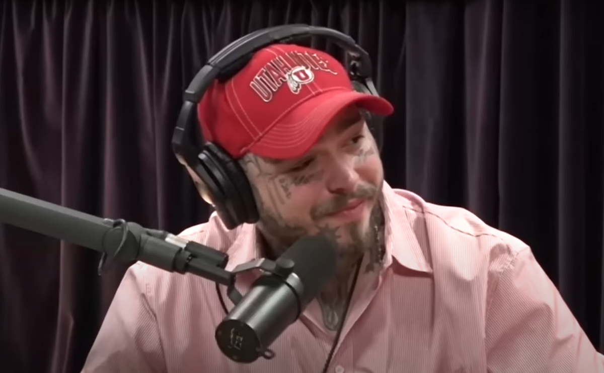 Sau khi trưởng thành và sống ở California, Post Malone tuyên bố, vào một đêm ở Thung lũng San Fernando của Los Angeles, lúc đang đứng trên ban công nhìn ra vùng ngoại ô Tarzana, anh ấy nhìn thấy một loạt người ngoài hành tinh xuất hiện phía trên cao. Ảnh: @JRE Clips.