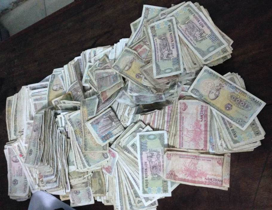  Vứt tiền lẻ bừa bãi: Một vài người có thói quen vứt tiền lẻ bừa bãi, điều này đồng nghĩa với việc không coi trọng tiền bạc mình kiếm ra. Nếu để lâu dài sẽ khiến tài khí tổn hao và chuyện hao tài tốn của là điều đương nhiên sẽ xảy ra. Ảnh: laodongthudo.vn.