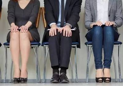 Rung đùi không chỉ ảnh hưởng đến người xung quanh (những người ngồi chung ghế) mà còn khiến phúc khí và tài khí bị thất thoát khiến cho tài vận hao tổn, thu nhập giảm sút. Ảnh: sohu.com.