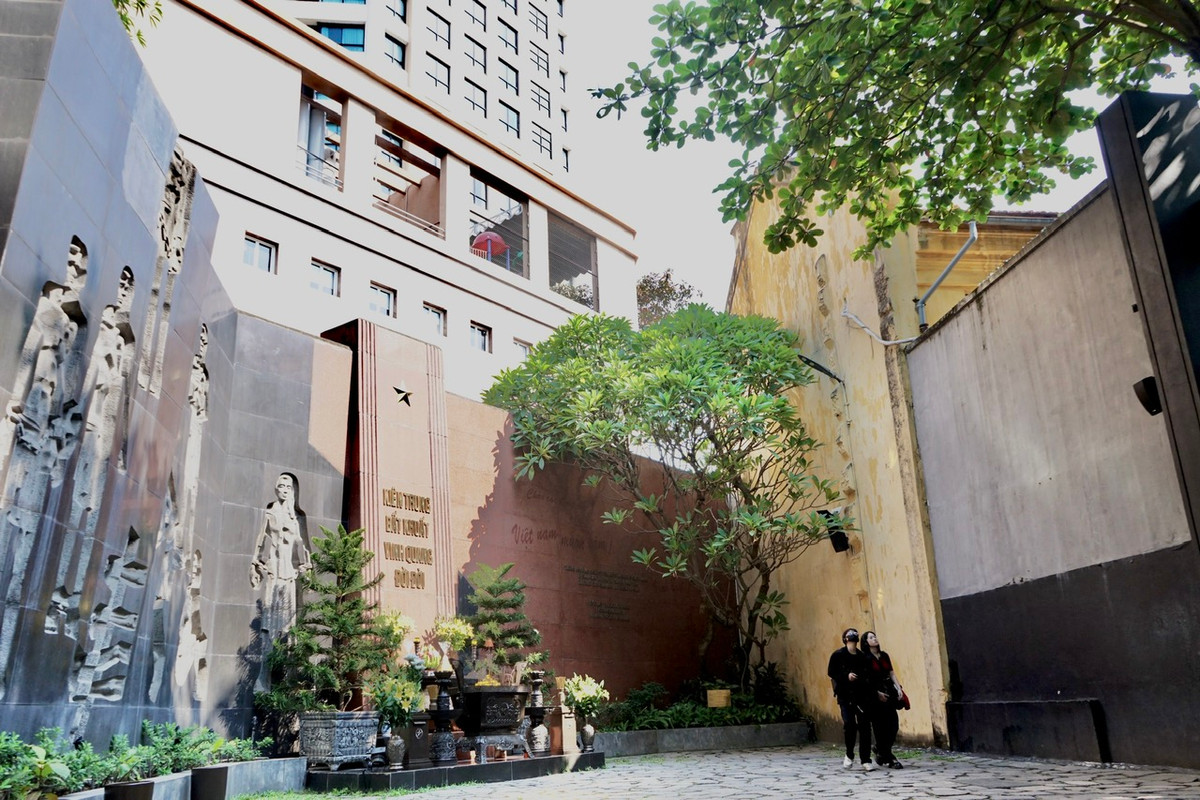 Cây bàng trong Khu Tưởng niệm tại di tích Nhà tù Hỏa Lò.