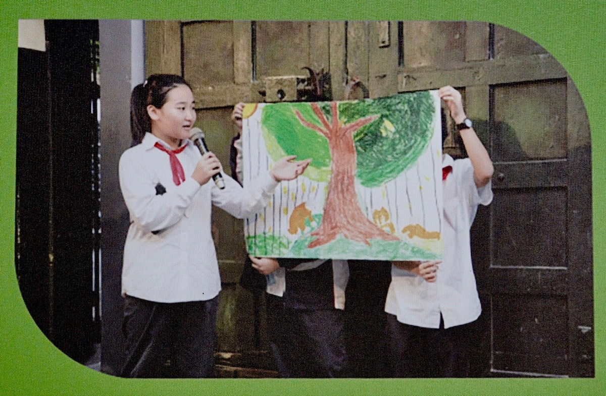 Học sinh khối 6, trường Trung học cơ sở Thực nghiệm Hà Nội thuyết trình về cây bàng trong hoạt động ngoại khóa tại Di tích Nhà tù Hỏa Lò. 