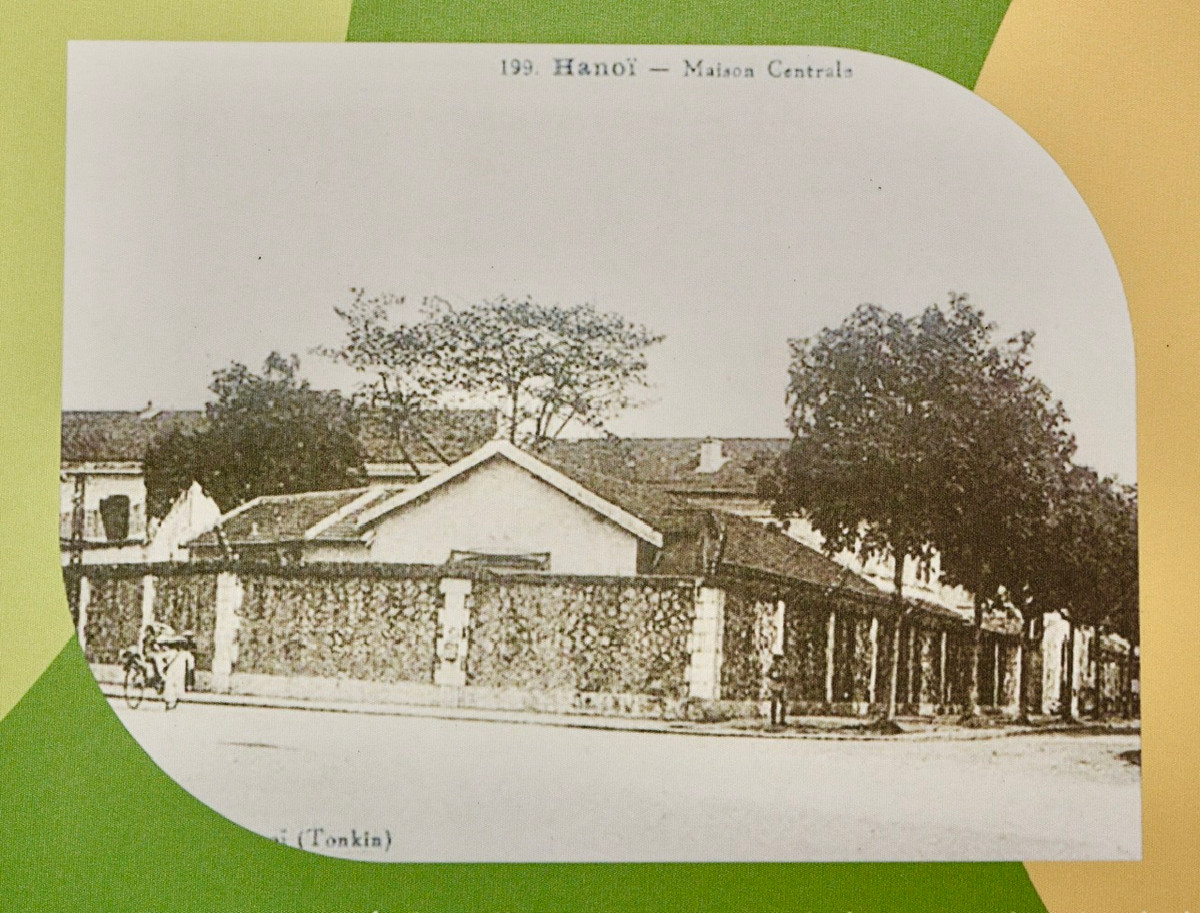 Cây bàng góc phố Thợ Nhuộm giúp người bên ngoài xác định vị trí bên trong nhà tù để ném đồ tiếp tế cho tù nhân.