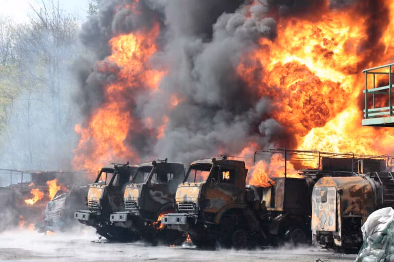 Điều này đã tạo cơ hội cho quân đội Nga đốt cháy hậu phương của quân Ukraine, phá vỡ đường đi của bộ binh Ukraine trên tiền tuyến. Ảnh: @WHYY. 