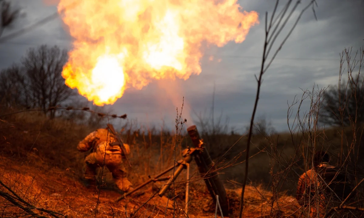 Sau khi Ukraine triển khai hệ thống tác chiến điện tử LIMA, độ chính xác của bom dẫn đường trên không (GAB) của Nga bắt đầu giảm dần. Nhận ra phương pháp phá hủy này không còn hiệu quả và không thể đạt được mục tiêu đề ra, Nga đã ngừng ném bom dẫn đường trên không (GAB) vào các cơ sở của Ukraine. Ảnh: @The Guardian.