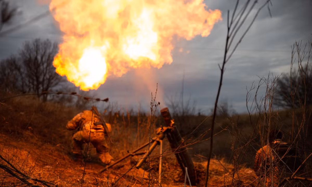 Sau khi Ukraine triển khai hệ thống tác chiến điện tử LIMA, độ chính xác của bom dẫn đường trên không (GAB) của Nga bắt đầu giảm dần. Nhận ra phương pháp phá hủy này không còn hiệu quả và không thể đạt được mục tiêu đề ra, Nga đã ngừng ném bom dẫn đường trên không (GAB) vào các cơ sở của Ukraine. Ảnh: @The Guardian.