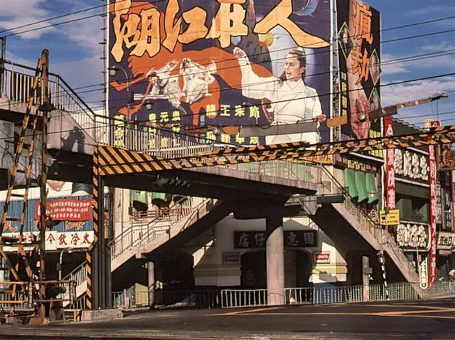 Hình ảnh cầu vượt và dây điện chằng chịt trên đường phố Đài Bắc những năm 80 của thế kỷ 20. Ảnh: sina.com.cn. 