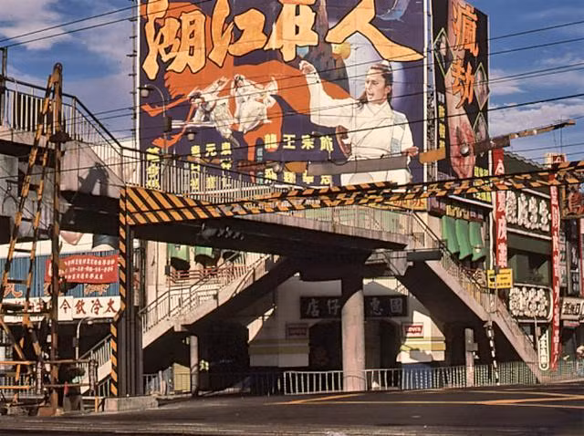 Hình ảnh cầu vượt và dây điện chằng chịt trên đường phố Đài Bắc những năm 80 của thế kỷ 20. Ảnh: sina.com.cn. 