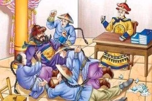 Khang Hi Đế là con trai của Thuận Trị Đế, là cháu trai của Hoàng Thái Cực, còn Ngao Bái chính là ân nhân của ba đời ông, cha, cháu của Khang Hi. Thời kỳ Hoàng Thái Cực, Ngao Bái đã cứu Hoàng Thái Cực, đích thân xung phong ra trận, giải phá vòng vây cứu mạng Hoàng Thái Cực. Khang Hi Đế khi có ý muốn giết chết Ngao Bái, ông ta đã đứng trước mặt văn võ bá quan, cởi áo khoác, để lộ vết thương trên lưng. Khang Hi khi nhìn thấy vết sẹo, trong lòng vô cùng bối rối, nếu giết ông ta, tất sẽ khiến văn võ bá quan không phục nên chỉ còn cách giam Ngao Bái vào ngục. Ảnh: baidu.com.