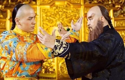 Có một điều khiến nhiều người thắc mắc là dù bỏ rất nhiều công sức để bài trừ thế lực của Ngao Bái, nhưng Khang Hi Đế chỉ giam cầm ông ta, chứ không ban tội chết và cũng không giết chết con trai Ngao Bái là Nạp Mục Phúc. Sau khi Ngao Bái qua đời, Khang Hi Đế còn phóng thích cho Nạp Mục Phúc. Tạo hình Ngao Bái và Khang Hi Đế trên phim ảnh, nguồn: baidu.com. 