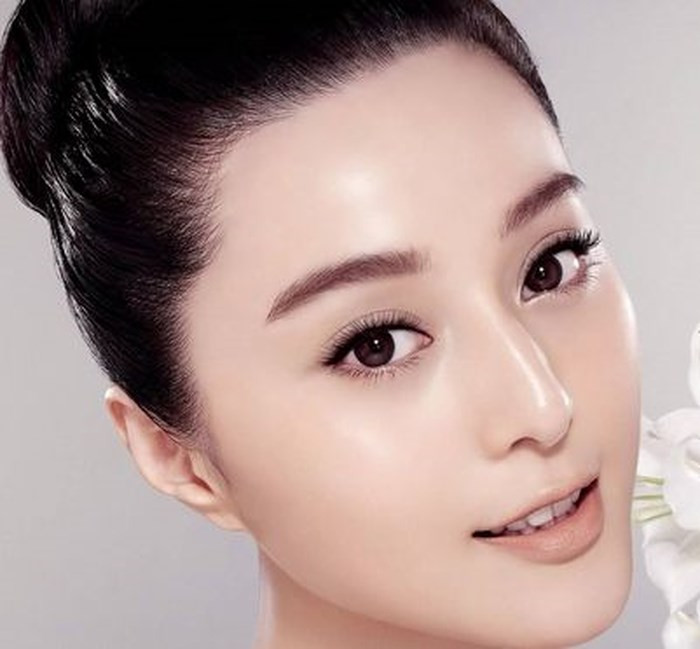  Mày thanh mắt to: Phụ nữ có cặp lông mày thanh mảnh, đôi mắt to tròn thường có tính cách mềm mại, họ hiểu được cảm nhận của nam giới, họ rất thoải mái nhưng cũng rất tinh tế nên rất được nam giới yêu thích. Người có đôi mắt to tròn là người rất dễ biểu lộ tâm tư vì thế nam giới rất nhanh sẽ đáp ứng yêu cầu của họ. Những người phụ nữ này biết dùng sự quyến rũ của bản thân để thu hút, bày tỏ tình yêu với ý trung nhân. Ảnh: baidu.com.