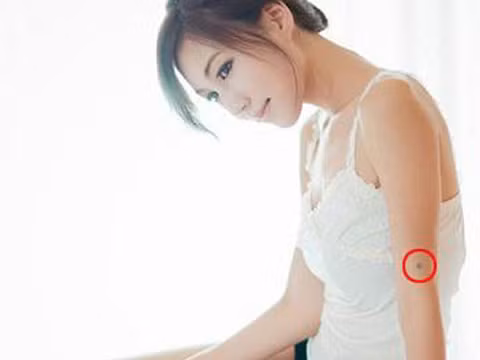 Người phụ nữ có nốt ruồi ở khuỷu tay luôn buồn phiền vì chuyện tình cảm, rất dễ bị người khác giới từ chối tình cảm. Cuộc sống hôn nhân của họ cũng không được thuận lợi. (Bài viết chỉ mang tính tham khảo, cung cấp nội dung trắc nghiệm vui cho bạn đọc). 