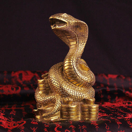 Tuy vậy, họ khá “vô duyên” trong tình cảm, có lẽ bởi sẽ khờ khạo, không biết bắt tín hiệu của đối phương. Sau bao nỗ lực vun đắp, qua Rằm này, chúc mừng con giáp tuổi Tỵ, bạn cầu được ước thấy. 