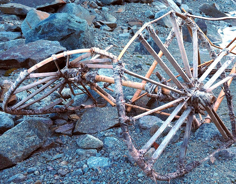 Chiếc xe kéo bằng tre này được lộ ra khi sông băng tan chảy. Là bằng chứng một trong nhiều trường hợp hiếm hoi mà tình trạng biến đổi khí hậu đã làm lộ ra các di tích, và hiện vật trước đây bị chôn vùi dưới băng. Ảnh: @Sergio Veri.
