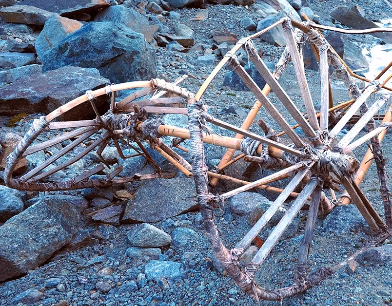 Chiếc xe kéo bằng tre này được lộ ra khi sông băng tan chảy. Là bằng chứng một trong nhiều trường hợp hiếm hoi mà tình trạng biến đổi khí hậu đã làm lộ ra các di tích, và hiện vật trước đây bị chôn vùi dưới băng. Ảnh: @Sergio Veri.