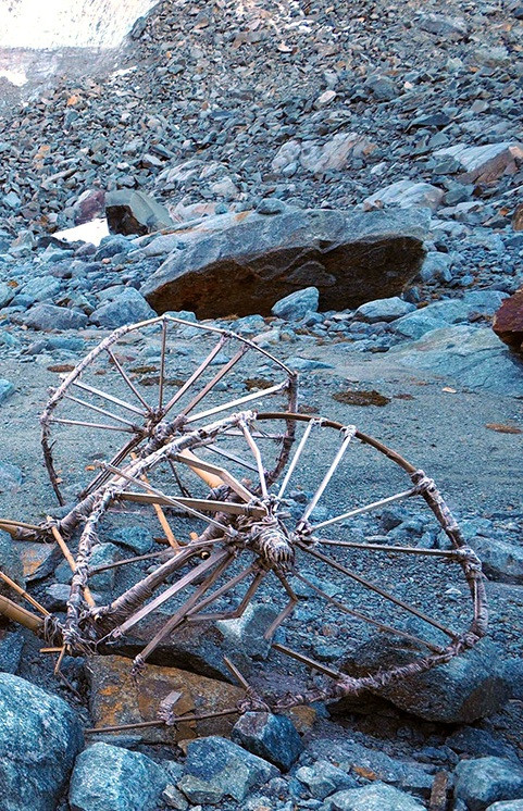Ngoài ra, tre không phải là loài thực vật bản địa ở châu Âu. Nó lần đầu tiên được du nhập vào lục địa này vào cuối những năm 1700 hoặc đầu những năm 1800. Vậy nên, việc sử dụng vật liệu này làm tăng thêm tính bí ẩn cho chiếc xe kéo bằng tre. Ảnh: @Sergio Veri.