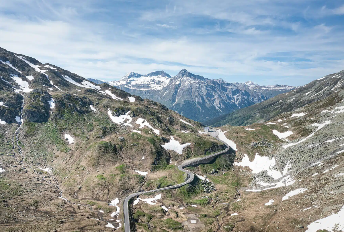 Theo một tuyên bố được đăng tải trên mạng xã hội bang Graubünden của Thụy Sĩ, tàn tích một chiếc xe kéo bằng tre bí ẩn mới đã được phát hiện ngay tại một đoạn sông băng tan chảy ở dãy Alps. Ảnh: @Wikidata.