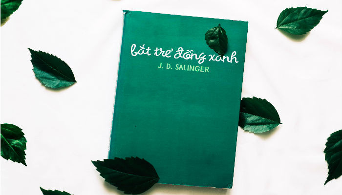 Tuy nhiên, bên cạnh những ý kiến trái chiều, Bắt trẻ đồng xanh được ca ngợi là tác phẩm kinh điển của văn học thế giới bởi nội dung hấp dẫn, truyền tải nhiều thông điệp ý nghĩa và giàu tính nhân văn. 