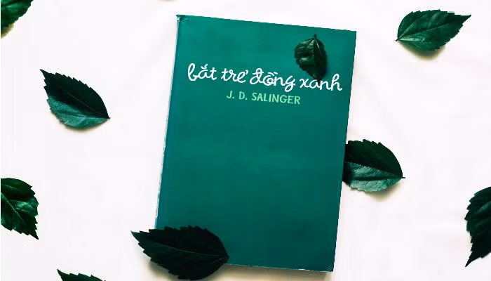 Tuy nhiên, bên cạnh những ý kiến trái chiều, Bắt trẻ đồng xanh được ca ngợi là tác phẩm kinh điển của văn học thế giới bởi nội dung hấp dẫn, truyền tải nhiều thông điệp ý nghĩa và giàu tính nhân văn. 