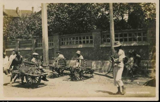 Phu kéo xe trên đang chờ khách trên đường phố Thượng Hải. Ảnh: sina.com.cn. 