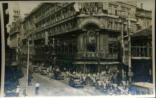 Một khu phố trung tâm sầm uất với người và xe ở Thượng Hải. Ảnh: sina.com.cn.