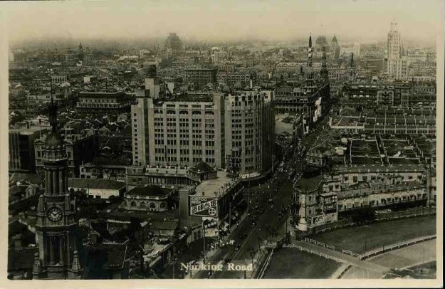 Đường Nam Kinh với những tòa nhà cao tầng theo kiến trúc Tây Phương ở Thượng Hải. Ảnh: sina.com.cn.