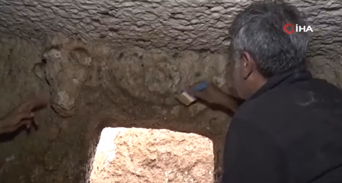 Điều đáng nói là lăng mộ đá 2.000 năm tuổi này được trang trí bằng hai đầu bò đá chạm khắc tinh xảo ngay lối cổng vào lăng mộ ngầm. Ảnh: @iha.new.