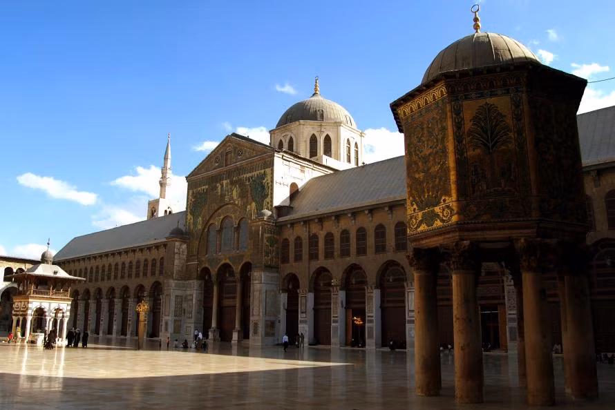 Từ năm 333 TCN đến thế kỷ 6 sau công nguyên, Damascus tiếp tục rơi vào tay các đế quốc Macedonia, Pompey, Byzantine (Hy Lạp), nhà Ba Tư Sassanid, có sự thay đổi văn hóa triệt để từ tôn giáo Hy Lạp và Thiên Chúa sang thế giới phương Đông và Ả rập ở Tây Á. Năm 661, Damascus bước vào thời kỳ vàng khi trở thành thủ đô của đế chế Ả Rập trải dài từ Tây Ban Nha sang Ấn Độ. Dưới triều đại Umayyad, Damascus là trung tâm văn hóa quan trọng nhất của Hồi giáo Ả rập. Ảnh: Umayyad Mosque, một trong những đền thờ Hồi giáo cổ và lớn nhất thế giới được xây dựng từ thời giáo chủ al-Walid I từ năm 706-715 (Ảnh: Looklex). 