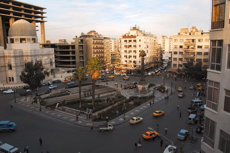 Hiện nay Damascus là trung tâm kinh tế của Syria. Theo một bài viết trên Syria Deeply, dân số thành phố tháng 3-2017 ước tính khoảng 9-11 triệu người, đã bao gồm dòng người tị nạn và di tản (trước chiến tranh Syria con số này là 5 triệu người). Một du khách hy vọng, khi chiến tranh kết thúc, Damascus sẽ lại là “Nữ hoàng Trung Đông”, theo TripAdvisor tháng 2 năm nay. Ảnh: Quảng trường Martyr ở trung tâm Damas, lá phổi của Damas hiện đại (Looklex).