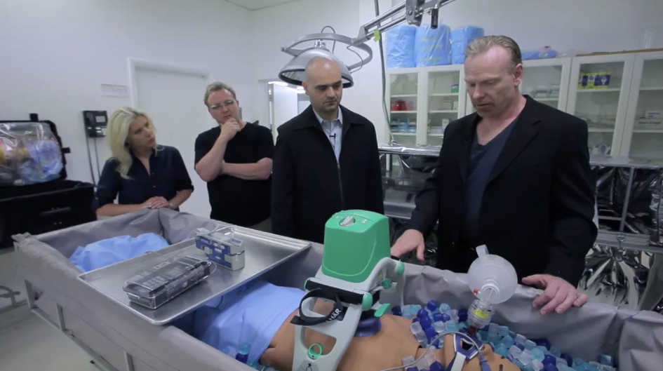 Các tác động về mặt đạo đức, pháp lý rất phức tạp gây tranh cãi. Các câu hỏi xung quanh cái chết, việc xin sự đồng ý để bảo quản, tính bền vững lâu dài của các cơ sở đông lạnh đều cần được giải quyết. Nguy cơ tổn thương mô do thiếu lưu lượng máu làm tăng thêm phức tạp cho quá trình này. Ảnh: @Alcor Max More.