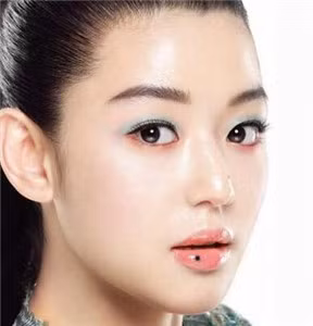 Nốt ruồi ở môi: Phụ nữ có nốt ruồi ở môi thường có ham muốn tình dục rất lớn, người chồng thường không đáp ứng được, do đó họ thường có các mối quan hệ bên ngoài. Những người phụ nữ có nét tướng này cũng mang tướng khắc chồng bởi với vận đào hoa quá thịnh thì xung quanh họ không bao giờ thiếu đàn ông, điều này khiến cho mối quan hệ vợ chồng bất hòa, gia đình cũng khó mà hoàn thuận, yên ấm. Điều này ảnh hưởng không tốt đến sự nghiệp của chồng. Ảnh: meiguoshenpo.com. 