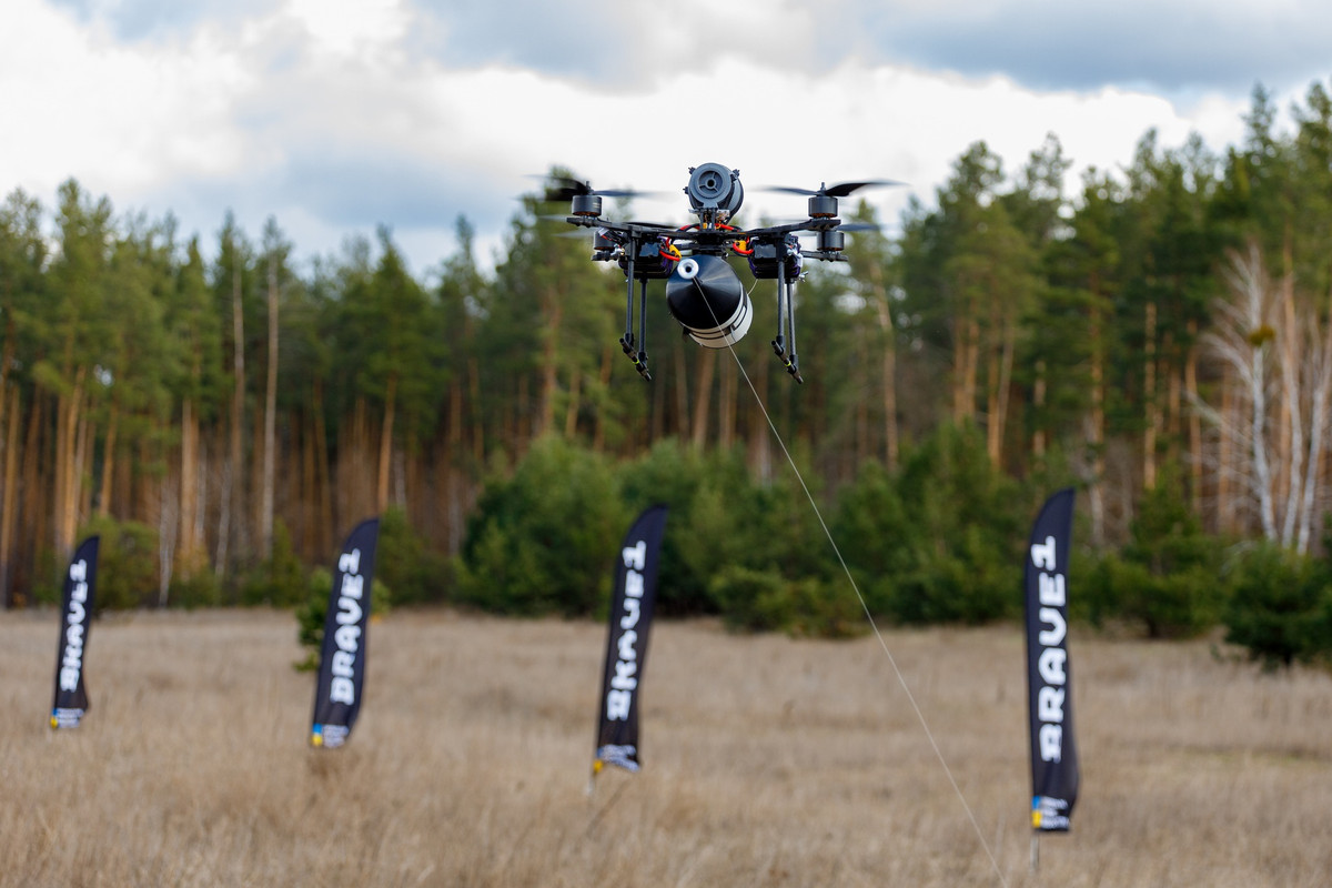 "Thiết bị mới có sự tiến bộ đáng kể. Nếu trước đây phạm vi bay của những máy bay không người lái này chỉ là 5-10 km, thì hiện nay chúng tôi đã thử nghiệm thành công các Máy bay không người lái FPV sử dụng sợi quang có khả năng tấn công mục tiêu ở khoảng cách tới hơn 20 km", Brave1 lưu ý. Ảnh: @Brave1.