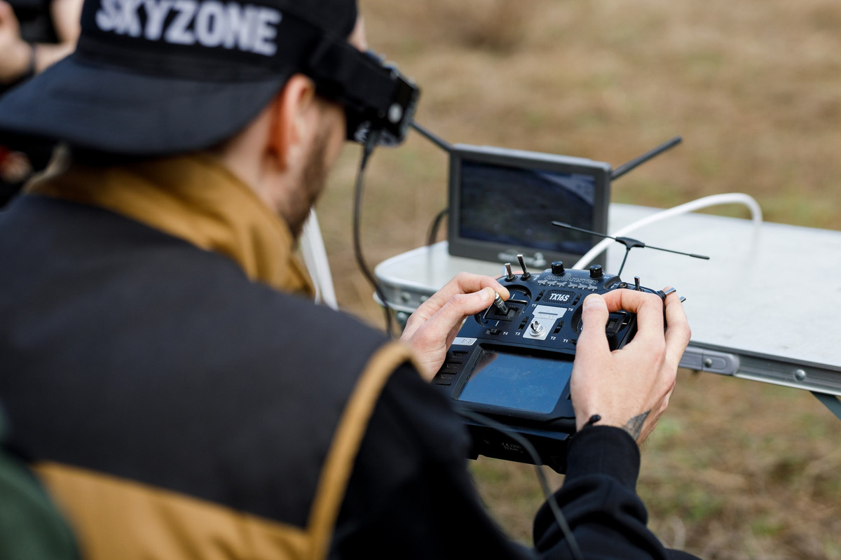 Trong cuộc thử nghiệm, thiết bị cũng vượt nhiều chướng ngại vật, và cuối cùng tiếp cận mục tiêu mô phỏng một cách chính xác. Ảnh: @Brave1.