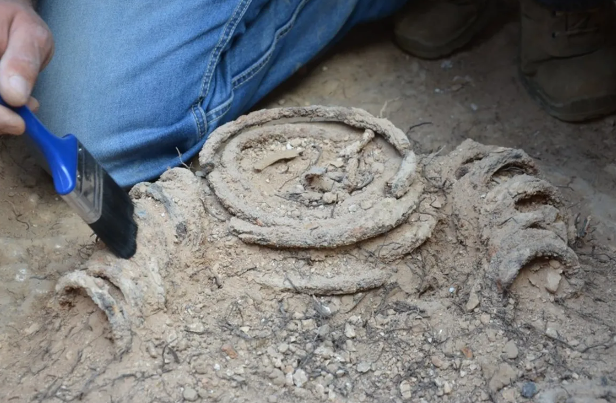 .“Bên dưới sự giàu có của Ai Cập và những ngọn núi hùng vĩ của Sa mạc phía Đông là một lịch sử khai thác vàng rùng rợn, tất cả phải trả giá bằng con người”, Bérangère Redon nói. Ảnh: @Yoli Schwartz.