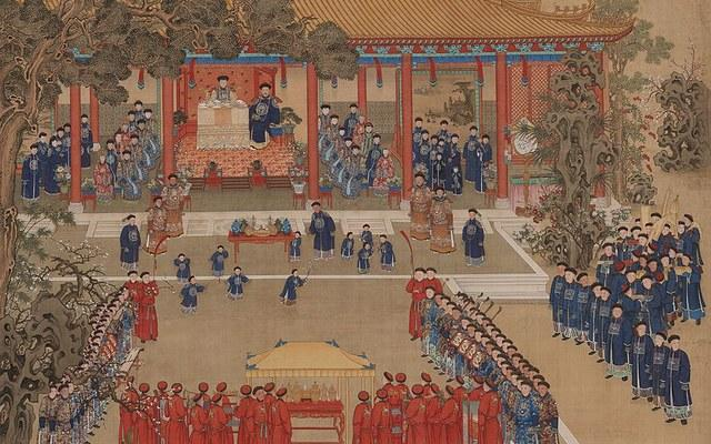 Sau khi Khang Hi Đế kế vị, ông cảm thấy mình có thể ngồi lên ngai vàng là nhờ căn bệnh đậu mùa, do đó cần phải giải quyết triệt để căn bệnh này, hơn nữa càng ngày càng có nhiều người bỏ mạng vì đậu mùa. Nhưng Khang Hi Đế không biết phải bắt đầu từ đâu. Sau này, Khang Hi Đế đã nghe được phương pháp “Lấy độc trị độc” từ một vị đại phu già, nên đã quyết định dùng phương pháp tàn khốc này để trị bệnh đậu mùa. Ảnh: baidu.com. 