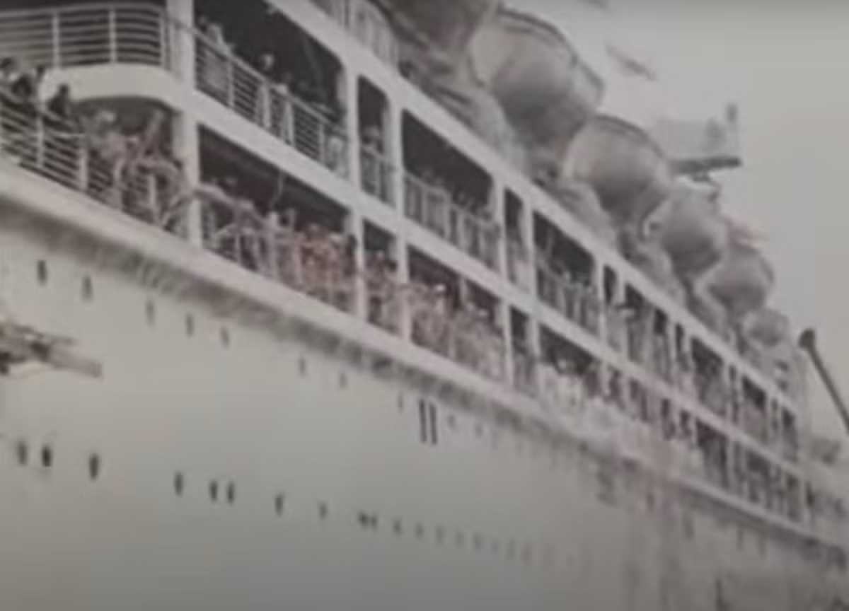 Vào thế kỷ 19 và đầu thế kỷ 20, khi tàu chuẩn bị khởi hành, hành khách và những người thân yêu của họ trên bến tàu, mỗi người sẽ cầm một đầu của một quả bóng len. Ảnh: @British Movietone.