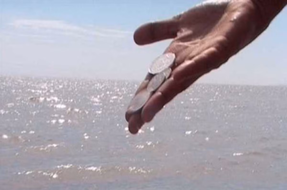 Một truyền thống hàng hải lâu đời liên quan đến việc hành khách ném đồng xu xuống biển để cầu may, khi bắt đầu hành trình. Ảnh minh họa: @jagron.com.